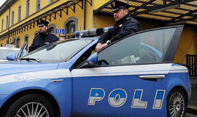 Una Volante della polizia davanti alla stazione di Legnano (Pubblifoto)