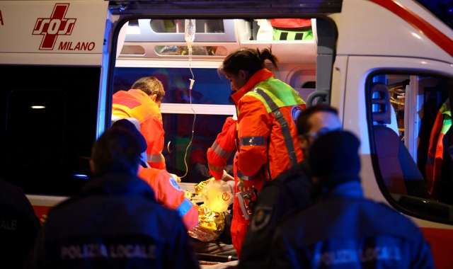 L’uomo è stato soccorso dall’equipaggio di un’ambulanza (foto Archivio)