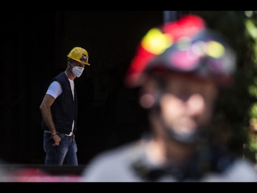 Incidenti lavoro: Ischia, cade da impalcatura, muore operaio