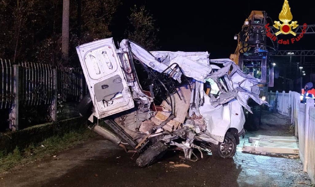 Il furgone dopo il passaggio del treno (foto Vigili del fuoco)