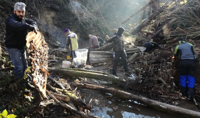 Le operazioni di pulizia del torrente Bustecche (foto Antonello)
