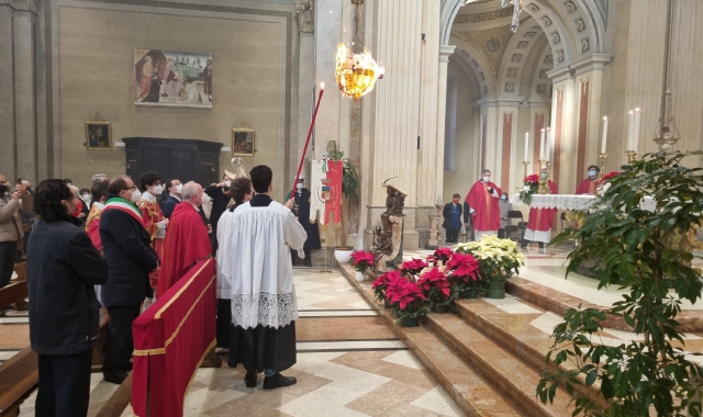 Il pallone prende fuoco nella chiesa di Santo Stefano