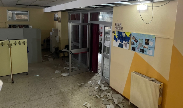 Villa Cortese, a scuola crolla il controsoffitto