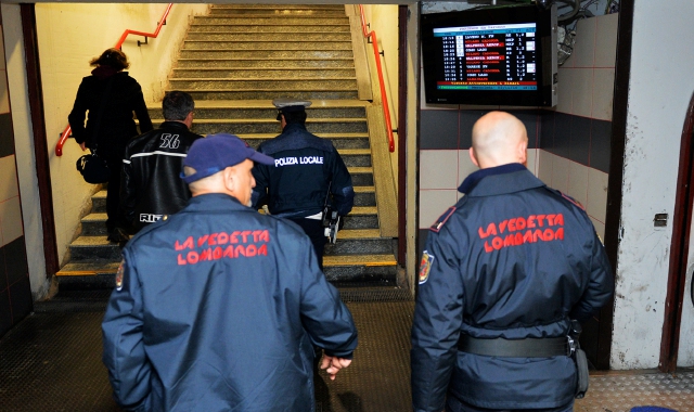 Vigilantes della Vedetta Lombarda durante un controllo (Archivio)