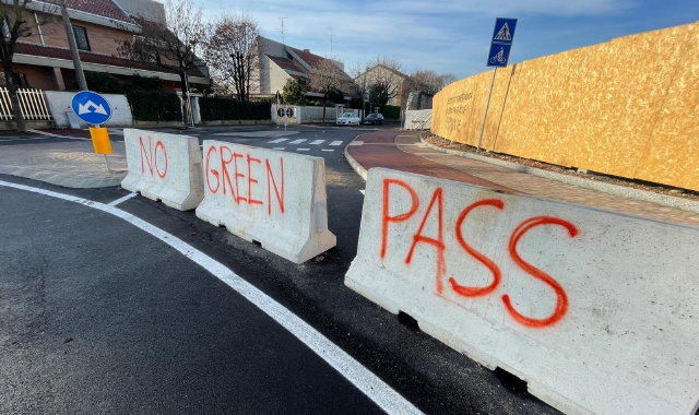 Saronno, raid contro il green pass