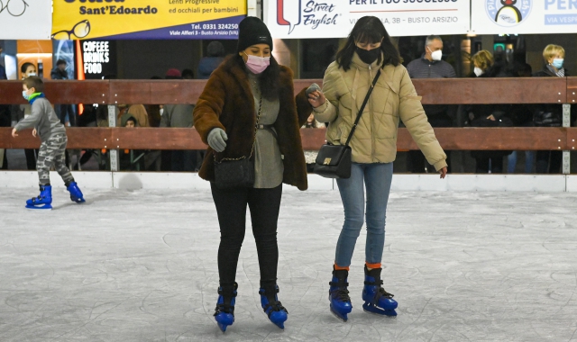 Anche questa notte divertimento sul ghiaccio