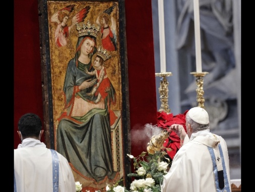 Papa: basta violenza su donne, nel mondo troppi fili spinati