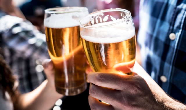 Positivo al Covid, va al bar a bersi una birra