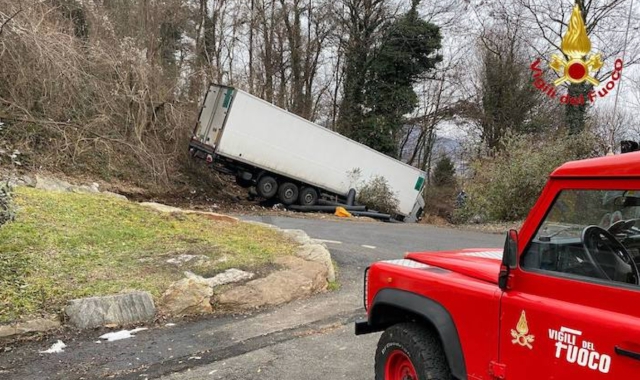 Cadegliano, camion nel bosco (foto Vigili del fuoco)