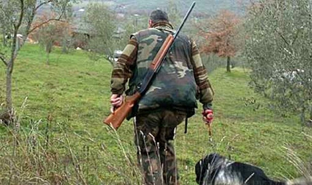 Durante la battuta di caccia cade e si frattura la gamba  (Foto Archivio)