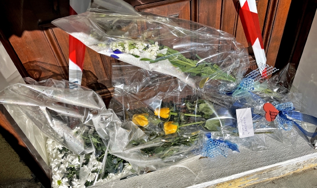 Fiori per il piccolo Daniele davanti all’abitazione dove è stato ucciso (foto Blitz)