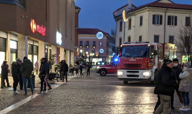 Sul posto sono accorsi i vigili del fuoco (Foto Blitz)