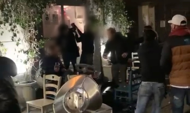 Varese, barista presa a bottigliate da una donna