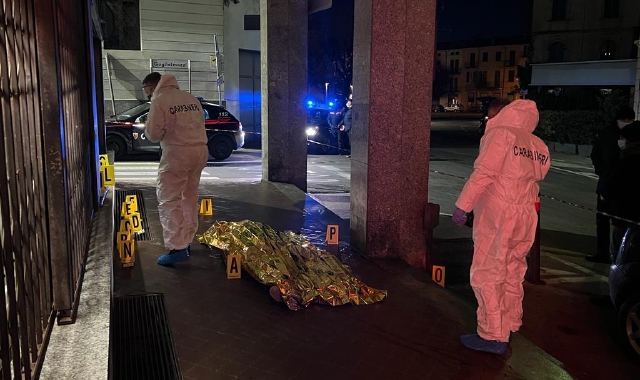 I carabinieri indagano dopo il ritrovamento di un cadavere a Pallanza (foto Redazione)