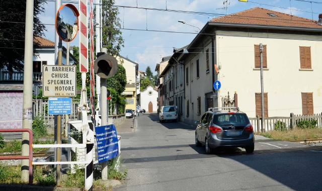 Il passaggio a livello di Venegono Superiore (foto Archivio)