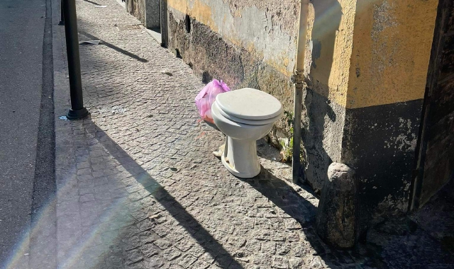 Il water abbandonato all’angolo tra via Robbioni e via del Cairo