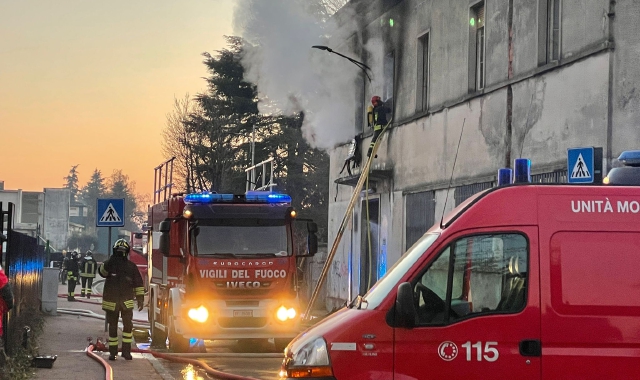 L’incendio è avvenuto nella zona periferica di Caronno Pertusella (Foto Blitz)