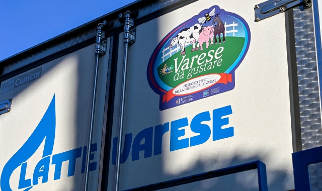 La fiancata di un camion del Latte Varese (foto Blitz)