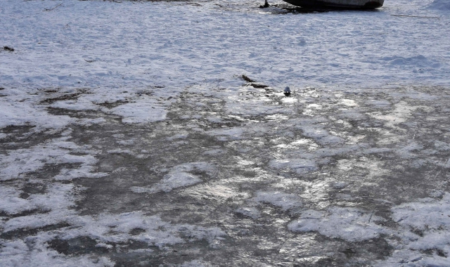 Lago di Ghirla ghiacciato: «Ma non saliteci»