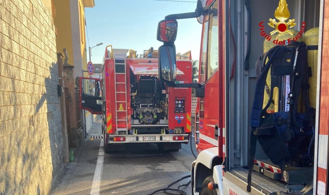 Intervento dei vigili del fuoco in via Tofane a Busto Arsizio (foto vigili del fuoco)