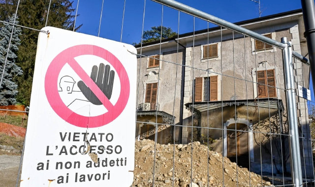 Villa Mylius: i lavori nel cantiere sono fermi per ordine della Sovrintendenza in attesa del responso di una perizia (foto Blitz)
