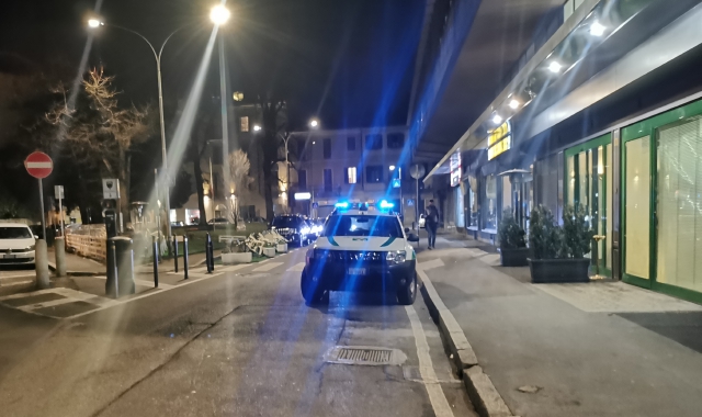 La pattuglia della Polizia locale in via Speroni