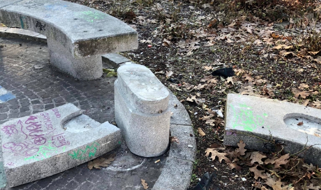 Ferno, vandali in piazza Unità d’Italia