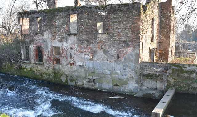 Del mulino “Sotto il castello” oggi non restano che alcuni ruderi puntellati: i fondi del Pnrr potrebbero però essere ora utilizzati per ridare una funzione a questo luogo storico lungo l’Olona