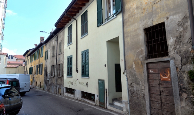 Uno scorcio del tratto di via Walder che sfocia nel “cuore” di Biumo Inferiore