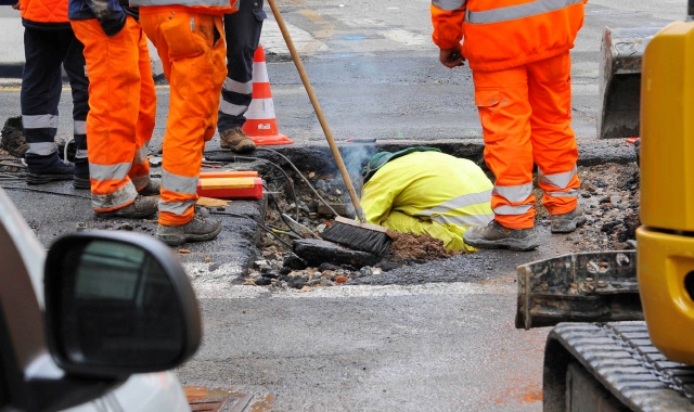 Rubinetti a secco per una riparazione (foto Archivio)