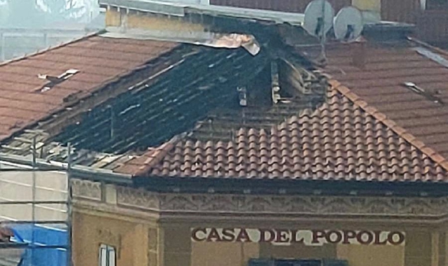 Alla casa del popolo di Cislago è andato a fuoco il tetto (foto Blitz)
