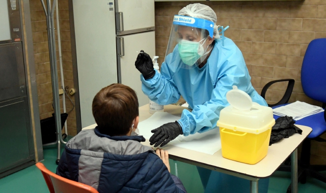 Tamponi Covid per gli studenti a Gallarate (foto Ansa)