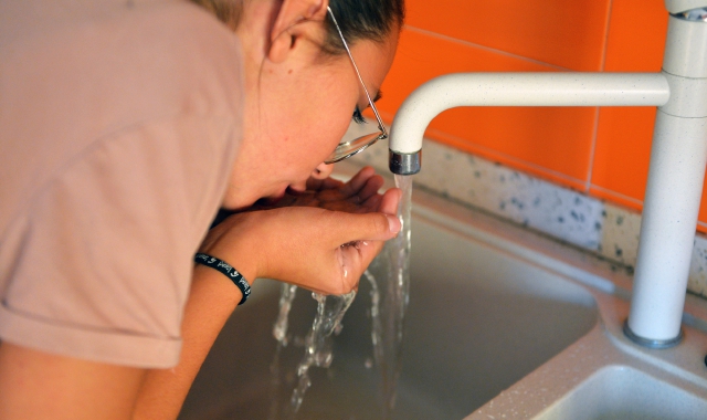 San Fermo senz’acqua: taniche a scuola