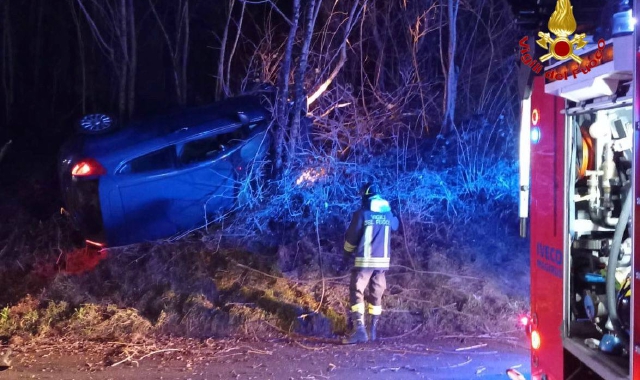 L’auto incidentata (foto Vigili del fuoco)