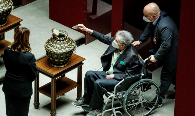 Quirinale, Bossi a Roma in auto per votare