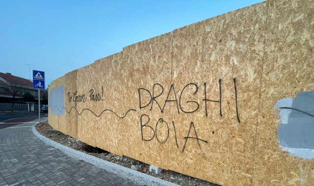 I vandali questa volta se la sono presa con Mario Draghi (Foto Redazione)