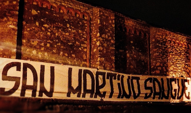 Lo striscione che i Dodici Raggi srotolarono davanti al sacrario di Duno (foto Archivio)