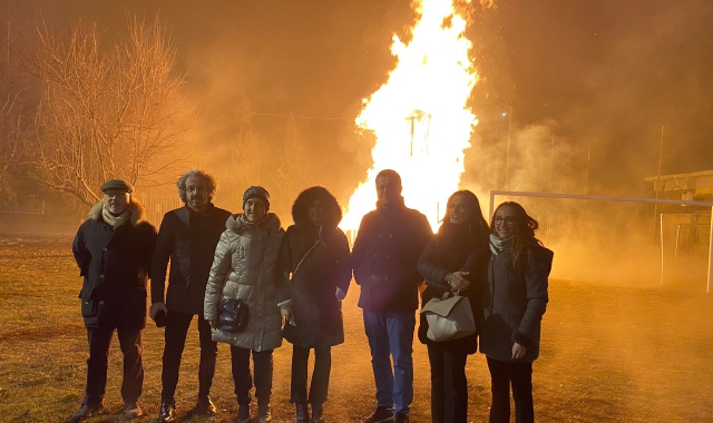 Sindaco e assessori di fronte al rogo della Giöbia 2022 (Red.)