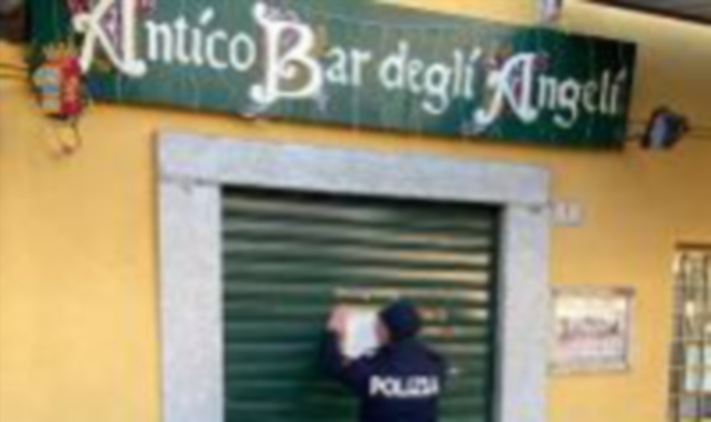 La polizia chiude l’Antico Bar degli Angeli (foto Polizia di Stato)
