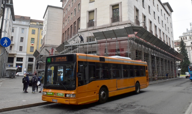 I viaggiatori di Autolinee varesine lasciano un po’ di tutto sui pullman urbani. (foto Blitz)