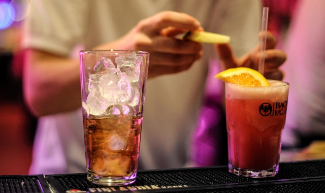 L’alcol, una tentazione irresistibile per molti (foto Archivio)