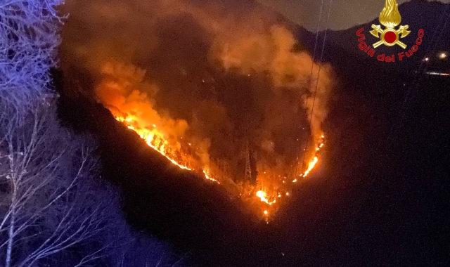 L’incendio a Indemini (foto Vigili del fuoco)