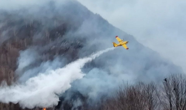 Canadair in azione in Valle Cannobina (foto vigili del fuoco)