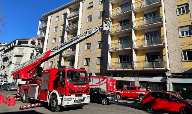 I vigili del fuoco in azione in via Magenta (foto Blitz)