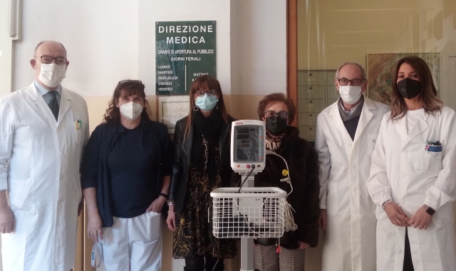 La consegna dell’apparecchiatura al professor Angelo Benevento e al direttore di presidio Roberto Gelmi