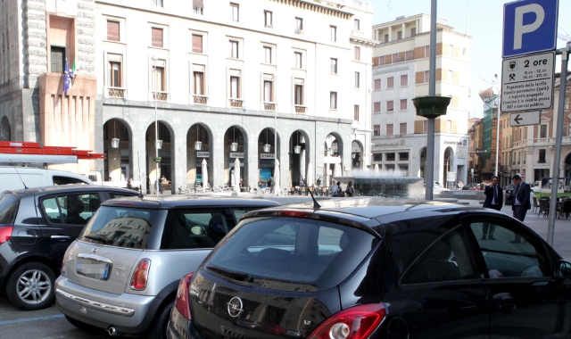 Le auto ibride dovranno richiedere il pass per parcheggiare gratis sugli stalli blu
