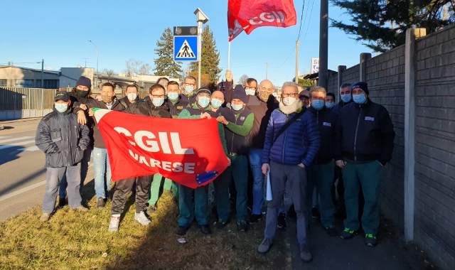 La protesta dei sindacati davanti alla Sig