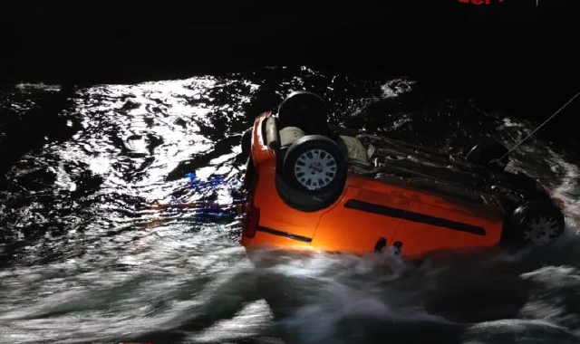 L’auto finita  nelle acque del naviglio