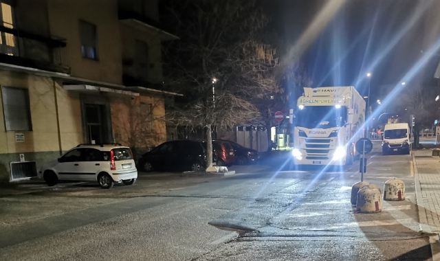 Il camion che fa dietrofront in via Tamagno