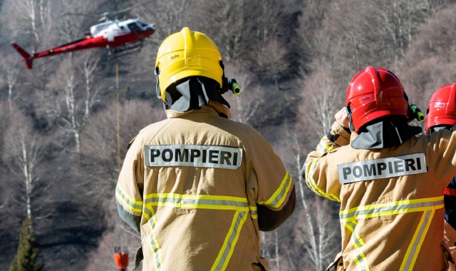 Pompieri svizzeri al lavoro sul luogo dell’incendio